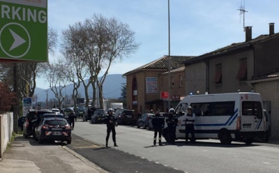 Во Франции сторонник ИГ захватил заложников в супермаркете, есть жертвы