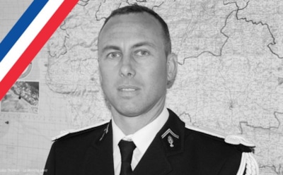 Во Франции умер полисмен, обменявший себя на заложницу