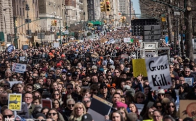 В США молодежь вышла на крупнейшую акцию протеста с войны во Вьетнаме