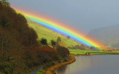 В Уэльсе фотограф-любитель показал "кислотную" радугу