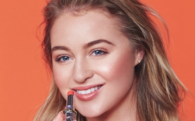 Искра Лоуренс сделала "old school-селфи" и показала соблазнительные формы