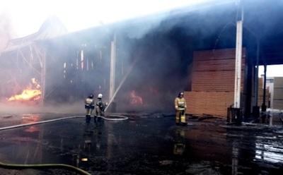 В Ленинградской области горит один из крупнейших в России лесопильных заводов