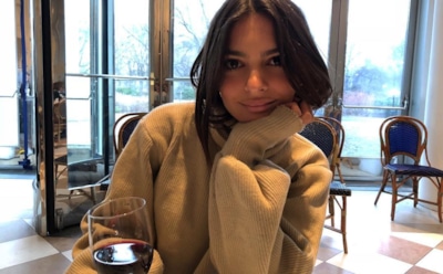 Эмили Ратаковски показала фанатам обнаженную грудь