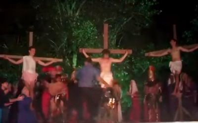 Зритель спектакля ворвался на сцену, чтобы спасти от распятия «Иисуса»