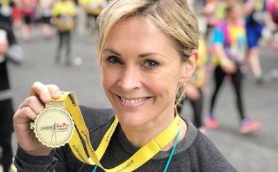 Британская телеведущая показала палец, пораженный редкой болезнью