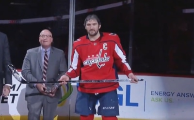 Александр Овечкин получил за 1 тыс. игр в НХЛ серебряную клюшку