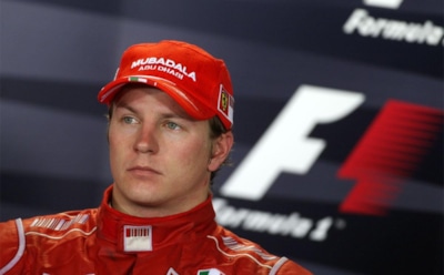 Кими Райкконен сбил механика и сошел с гонки Формулы-1