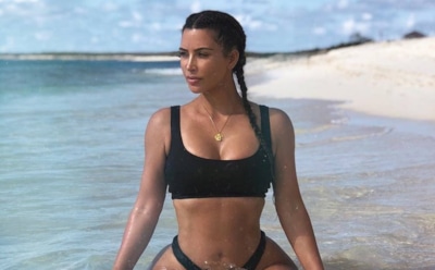 Ким Кардашьян выложила пляжное фото в красном бикини
