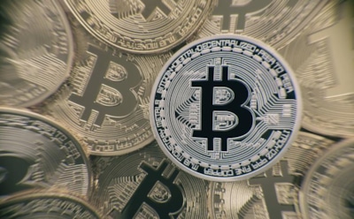 Курс биткоина к доллару снова падает после краткосрочного роста