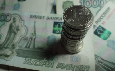 Курс доллара к рублю вырос до рекордного значения впервые с 2016 года