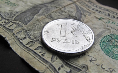 Курс евро к рублю упал на 2,5 руб после рекордного взлета