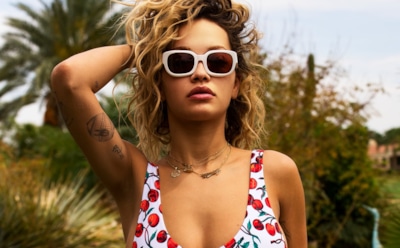 Рита Ора покорила фанатов сексуальным брючным костюмом