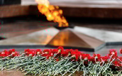 Под Омском школьница-отличница пожарила крабовое мясо на Вечном огне