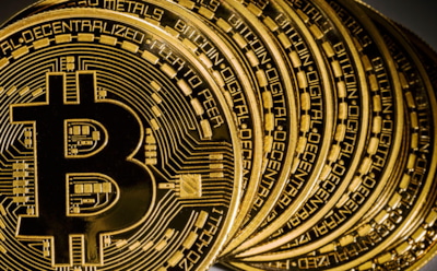 Курс биткоина к доллару незначительно уменьшился