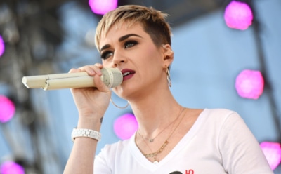 У Кэти Перри лопнули брюки, обнажив ягодицы в прямом эфире