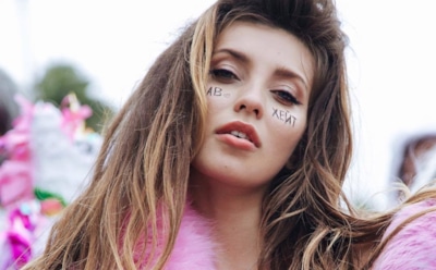 Регина Тодоренко вышла на улицу в купальнике и розовой шубе