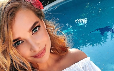 Экс-солистка «ВИА Гры» Котова эпатировала большой грудью у бассейна