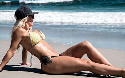 В Британии девушку-полицейского раскритиковали за голые фото на пляже