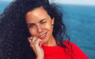 Настя Каменских полностью разделась на ступеньках