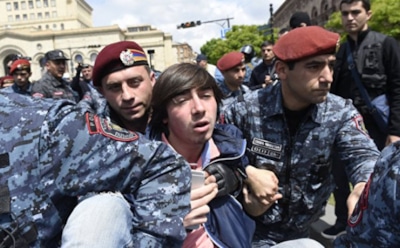 В Ереване бушуют митинги против возвращения к власти экс-президента