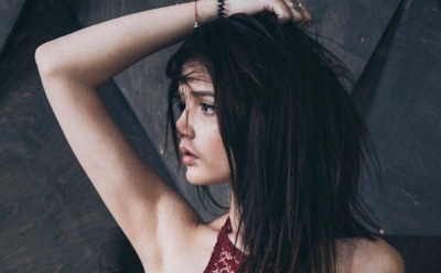 19-летняя дочь певицы Славы эпатировала фотографией топлес