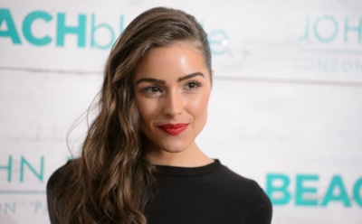 «Мисс Вселенная» Оливия Калпо показала грудь в распахнутом пиджаке