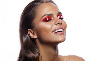 Виктория Одинцова прикрыла грудь слетевшим с нее пиджаком