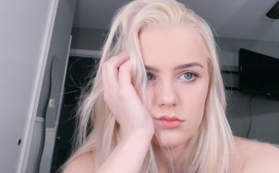 Злоупотребившая автозагаром блогер увековечила слезы на лице