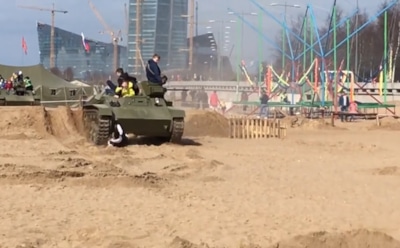 На фестивале в Петербурге дети попали под танк