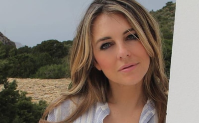 Элизабет Херли показала красивую фигуру в розовом боди