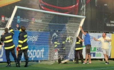 В Чехии голкипер во время матча сломал штангу