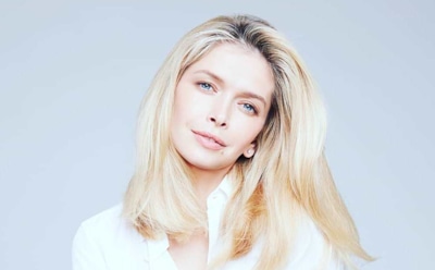 Вера Брежнева показала соблазнительную фигуру в синем боди