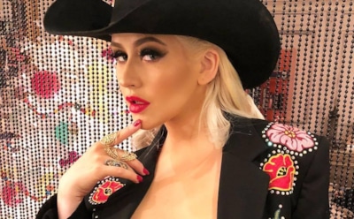 Кристина Агилера разделась и измазалась жижей в новом клипе