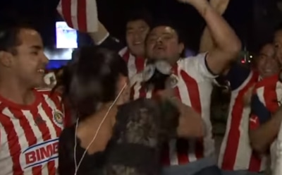 В Мексике репортер набросилась на футбольного фаната, тронувшего ее за ягодицы