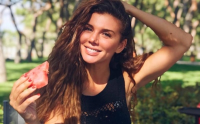 Анна Седокова показала загорелое тело в блестящем купальнике