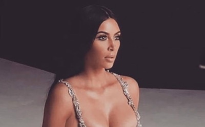 Ким Кардашьян посетила бал в платье с глубоким декольте