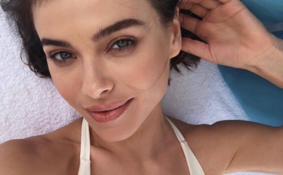 Елена Темникова похвасталась женственными бедрами в черном боди