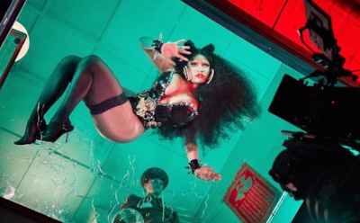 У Ники Минаж едва не выпала грудь в БДСМ-клипе