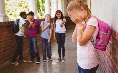 6 звезд, над которыми издевались в школе