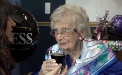 В Британии столетняя женщина объяснила долголетие любовью к пиву