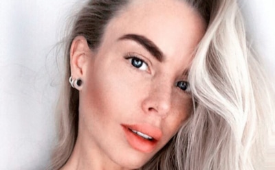 Шведская модель Остергрен показала пышные формы во время прогулки