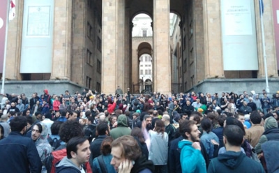 Тусовщики в Тбилиси вышли на акцию протеста после арестов в клубах