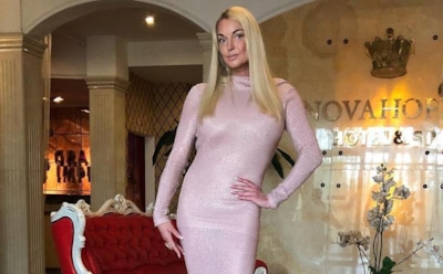 Анастасия Волочкова оседлала в шпагате подаренный кабриолет