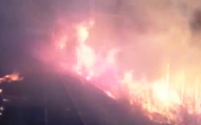 В Хабаровском крае машинист снял путь поезда сквозь горящий лес