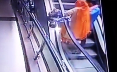 Младенец погиб при падении с эскалатора из-за страсти его матери к селфи