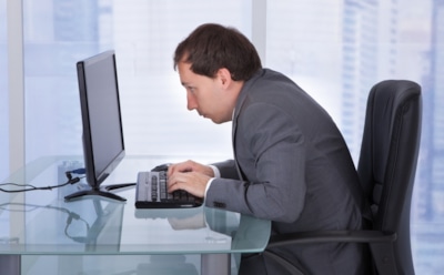 Ученые назвали самые опасные позы людей перед компьютером
