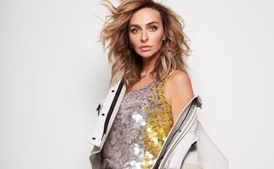 Варнава полностью разделась для фотосессии, прикрыв грудь мужской рукой