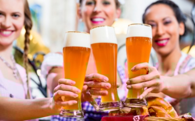 Ученые выяснили, почему пиво полезно для женщин