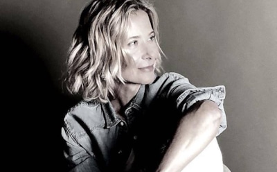 Высоцкая предстала в розовом плаще на голое тело в новой фотосессии