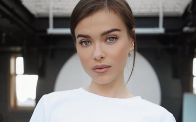 Елена Темникова показала красивую талию на отдыхе в Анталье